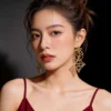 Front minimalist atmosphere photo model wearing hollow four leaf clover long geometric gold dangle earrings