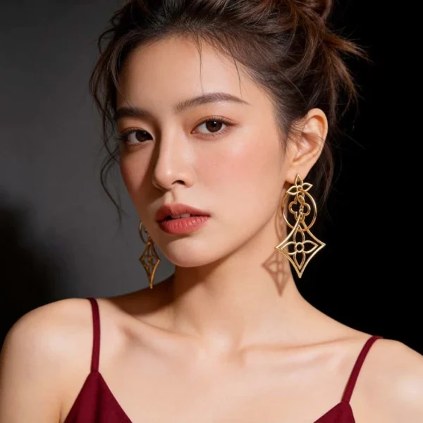 Front minimalist atmosphere photo model wearing hollow four leaf clover long geometric gold dangle earrings